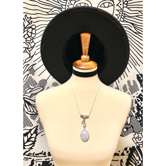 🌈𝕡𝕠𝕡𝕤𝕥𝕨𝕠𝕣𝕝𝕕 Boutique Jewelry - 🌈 Beautiful mystical moonstone necklace 🌻